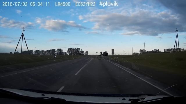 На трассе перевернулся прицеп с капустой смотреть онлайн