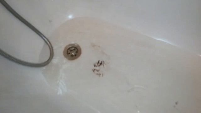 По утрам желтая вода с черной примесью «радует» жителей юга Волгограда смотреть онлайн