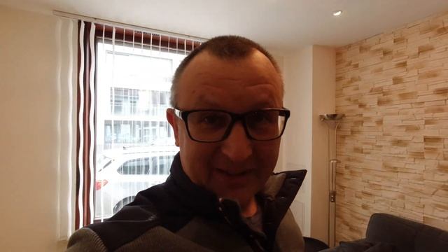 Собака таскает ОБУВЬ. Мопс рвет тапки. Щенок грызет и кусает ноги. Как отучить собаку таскать обувь смотреть онлайн