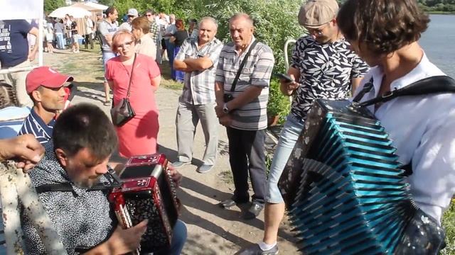 Виртуозная игра на гармони в Касимове. Илья Хватков и Павел Бузин.
