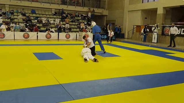 Трэш-контент: удушение ногами.