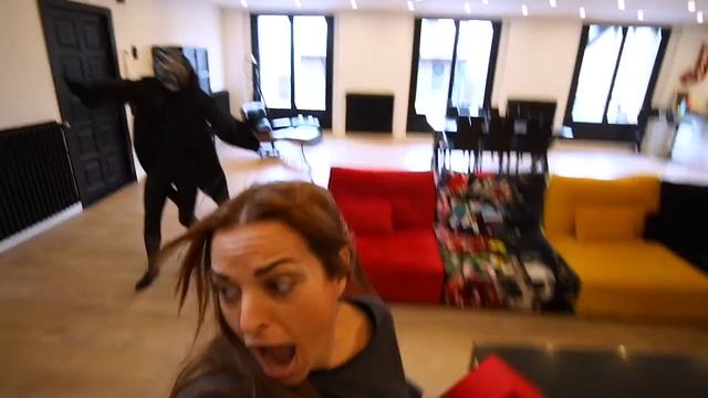 EL HOMBRE ROBOT ENTRA EN CASA de Itarte Vlogs смотреть онлайн