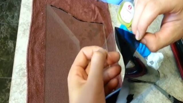 Как клеить солнцезащитную пленку на стекло и окна смотреть онлайн