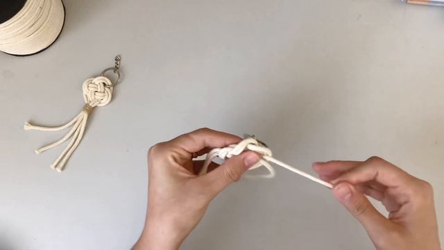 TUTORIAL DE CHAVEIRO DE MACRAMÊ FÁCIL PARA INICIANTES смотреть онлайн