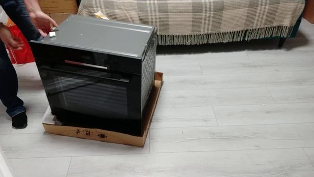 Распаковка — Электрический духовой шкаф Bosch HBA534EB0 смотреть онлайн