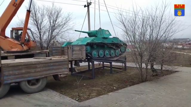 В Волгограде средь бела дня сняли танк-разведчик Т-70 смотреть онлайн