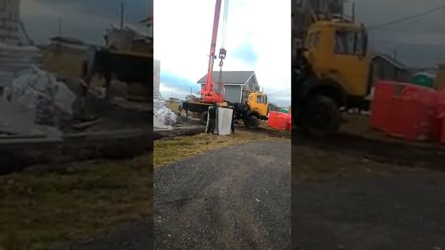 Автокран манипулятор загружаем блоки на второй этаж смотреть онлайн