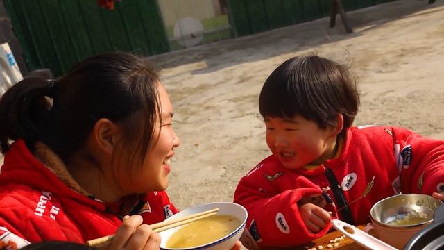 婆婆给胖妹做衣裳，胖妹熬猪肚菌菇汤，汤鲜味美，祖孙3代吃过瘾【陈说美食】 смотреть онлайн