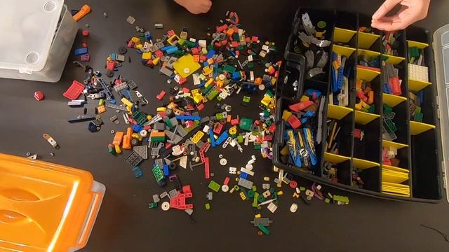 Сортировка кучи деталей Lego по типам в разные отсеки коробки | Наводим порядок в Лего смотреть онлайн