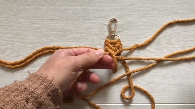 Macrame Keychain Tutorial - Easy Macrame Tutorial For Beginners - Macrame For Beginners - смотреть онлайн
