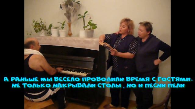 Поём песни в кругу семьи, всем интересно и весело смотреть онлайн