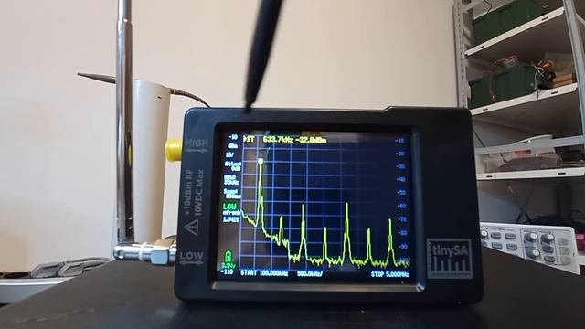 2.1 Как замеряет анализатор спектра tinySA и пару измерений с работающей Теслой смотреть онлайн
