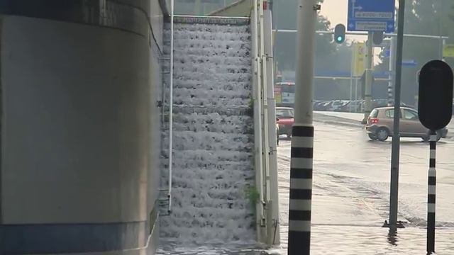 Wateroverlast bij de badkuip in Helmond смотреть онлайн