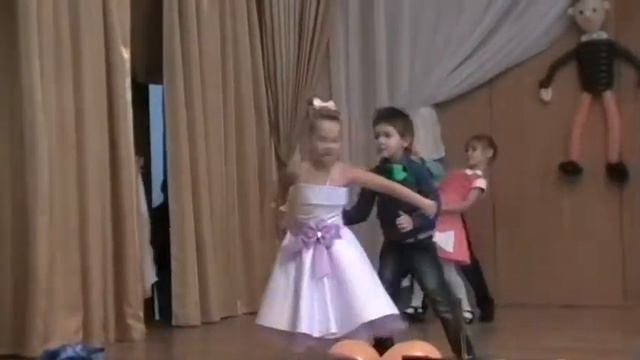 Колибрик 3 года танец "Буги-вуги" смотреть онлайн