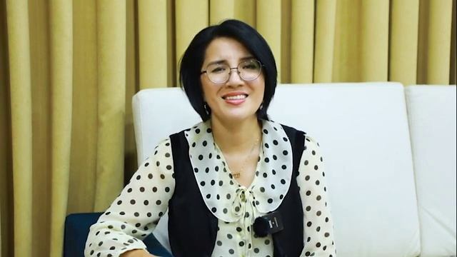Стоит, улыбаясь, мужчина седой,И каждому дарит букетик он свой. Автор: Анна Степанюк смотреть онлайн