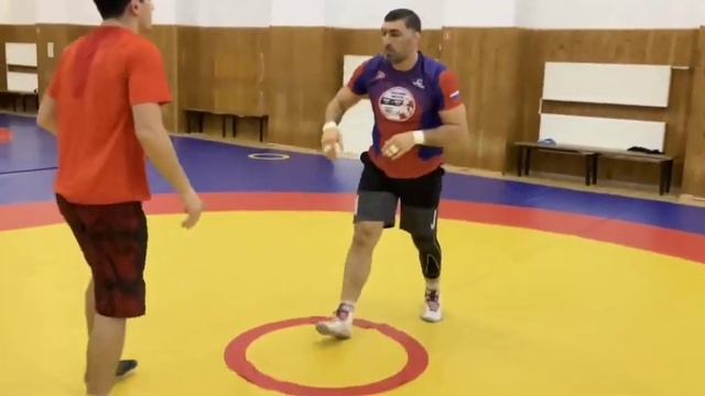 "Бросок через бедро" - Как контрприем при "бычке". Разбор от Рустама Ассакалова. смотреть онлайн