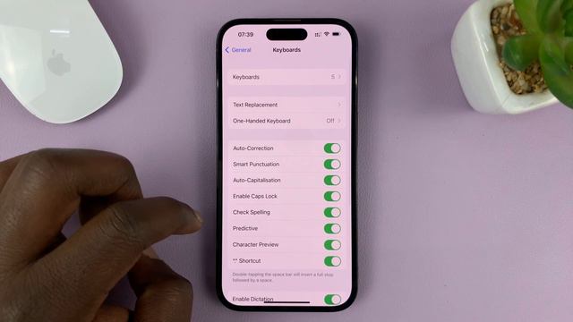 iPhone 14/14 Pro: How To Enable/Disable Keyboard Caps Lock смотреть онлайн