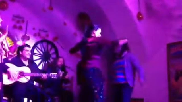 Andrea bailando flamenco con su grupo en el Sacromonte смотреть онлайн