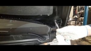 Установка упора капота на Lada XRay 1