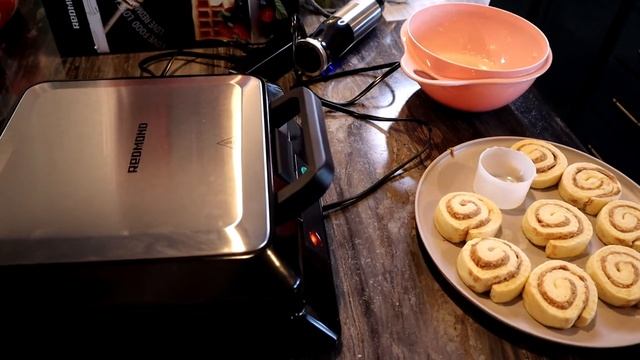 Cinnamon Roll Waffles Using My New Redmond Waffle Maker смотреть онлайн