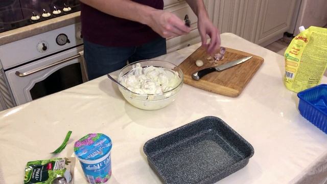 Запечённые шампиньоны в сливочном соусе с итальянскими травами. Закуска для праздничного стола. смотреть онлайн