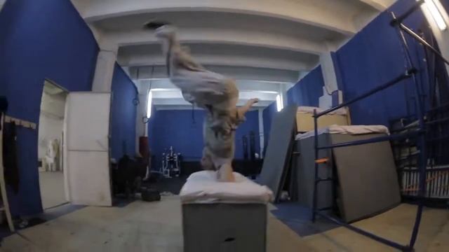 Фляг через препятствие на локоть (Parkour Tricks) (Parkour Tricks) смотреть онлайн