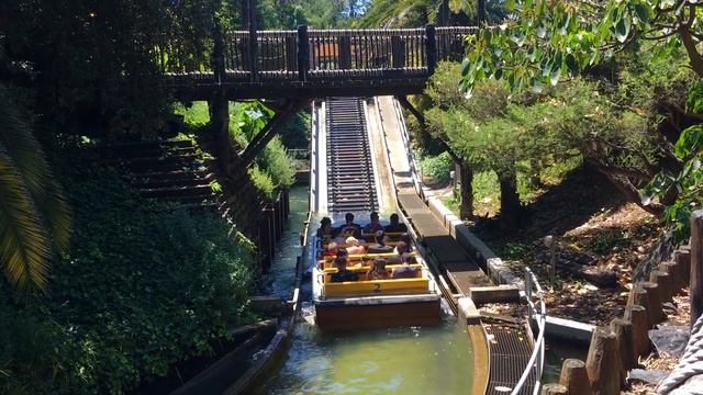 Port Aventura & Ferrari Land - Parque de diversões perto de Barcelona смотреть онлайн