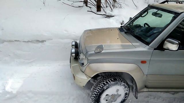 Mitsubishi Pajero Junior штурмует подъем смотреть онлайн