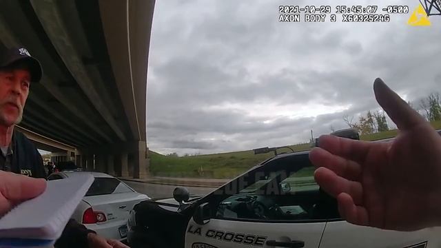 Distracted Driver Crashes into Police Officer During Traffic Stop смотреть онлайн