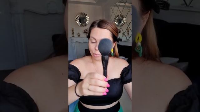 Натуральный макияж и яркий стиль в одежде смотреть онлайн