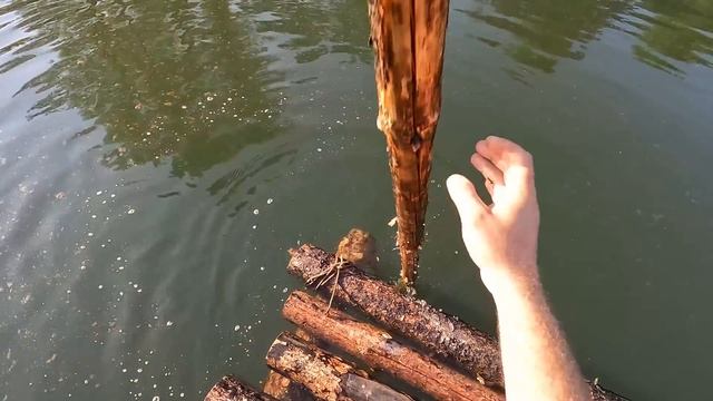 НА ПЛОТУ ПО ДИКОЙ РЕКЕ / СДЕЛАЛ ПЛОТ В ОДИНОЧКУ смотреть онлайн