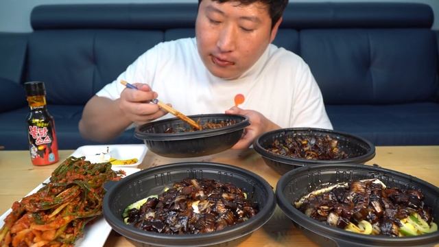 일요일엔 짜장면! 맛있는 파김치와 고춧가루, 불닭소스 넣은 간짜장 4개 먹방! (Jjajangmyeon) 먹방! - Mukbang eating show смотреть онлайн