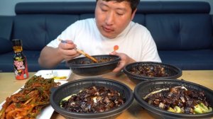 일요일엔 짜장면! 맛있는 파김치와 고춧가루, 불닭소스 넣은 간짜장 4개 먹방! (Jjajangmyeon) 먹방! - Mukbang eating show