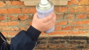 Children paint graffiti Дети рисуют граффити