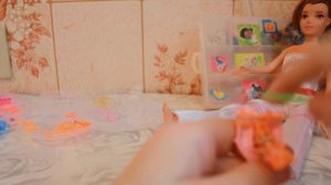 Плету из резиночек Сумочку для куклы Барби .Плетение из резинок на рогатке . Мои браслеты