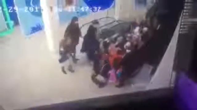 Детей зажевало эскалатором! 30 12 2016 Ставрополь! смотреть онлайн