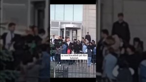 Зимородок / Сцена возле суда и обнимашки за кадром / Афра Сарачоглу и Мерт Рамазан /  32 cерия