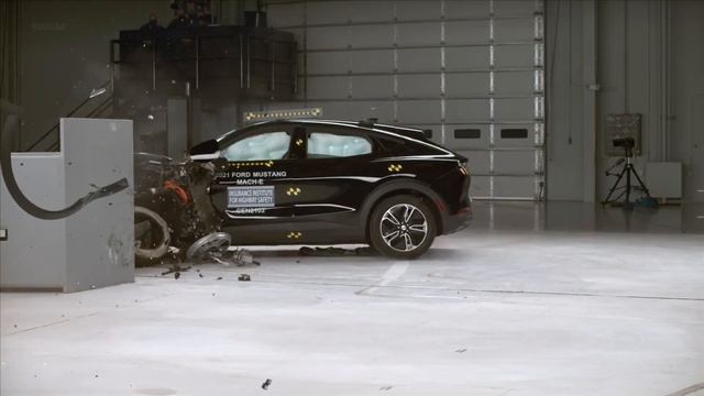 Краш тест электромобиля Ford Mustang MACH-E смотреть онлайн