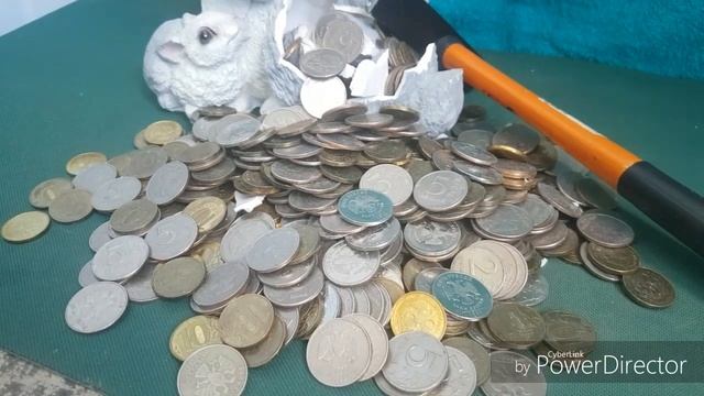 Открываем Разбиваем детскую Копилку С ГОДА КРОЛИКА Сколько денег в копилке? смотреть онлайн