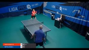 Подача слева с нижним правым боковым вращением Нестандартный прием.