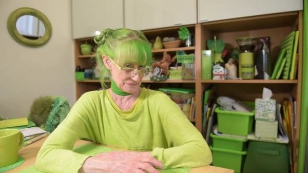 The Green Lady: Elizabeth Sweetheart is obsessed with green | Extraordinary People | New York Post
