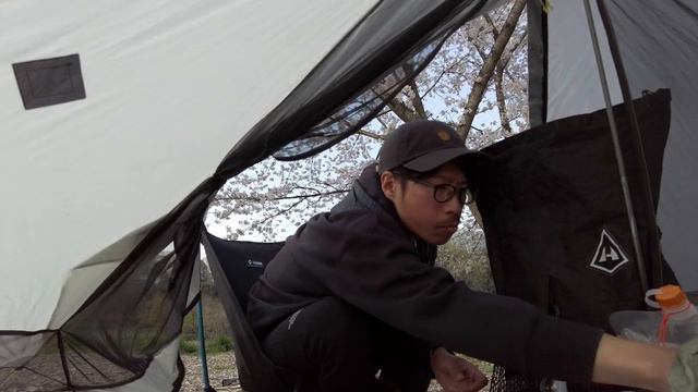 【徒歩ソロキャンプ】桜の下でお花見キャンプ。ミニマムに牛タン焼肉を楽しむ。学校橋河原 キャンプ場にて。 смотреть онлайн