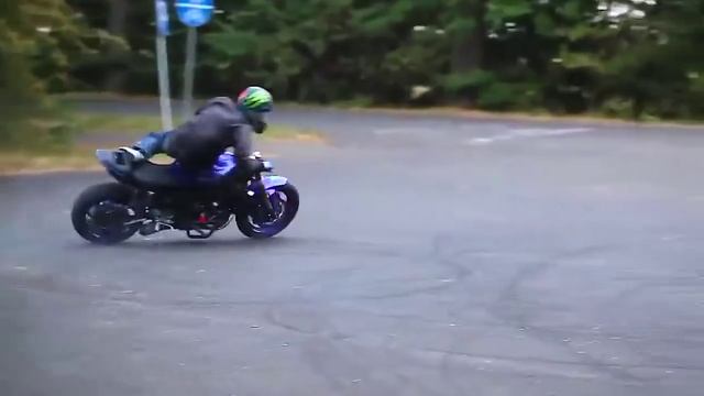 Красиво исполняет. Полный контроль над байком. смотреть онлайн