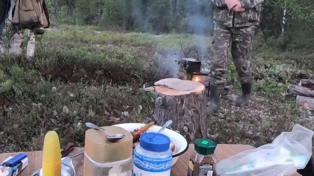 Рыбалка на дальнем кордоне. Открытие спиннинга, уха на костре. смотреть онлайн