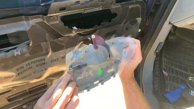 How To Replace Interior Door Handle On A Chevrolet or GMC Truck 95-99 смотреть онлайн