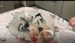 Как быстро засолить селедку Очень вкусная малосольная селедка Селедка кусочками в банке за 3 часа