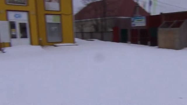 Выра, заснеженная парковка, территория перед зданием смотреть онлайн