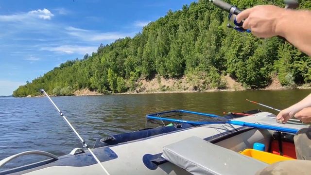 Бешеный клёв плотвы. Рыбалка с лодки. смотреть онлайн