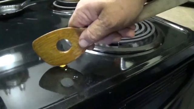 Making a Mielie Bomb for carp bait смотреть онлайн