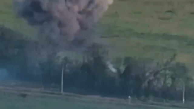 ザポリージャ州での突破試行中、NATO軍の装甲車両が地雷原に突入。スウェーデン製CV90装甲兵員輸送車が2つの地雷で爆発。反撃作戦に装甲車投入の再確認.mp4 смотреть онлайн